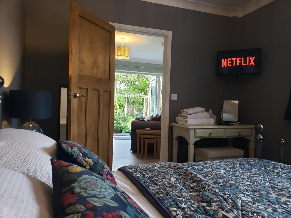 Luxury Self Catering With Cosy Cabin & Sauna In 콜체스터 외부 사진